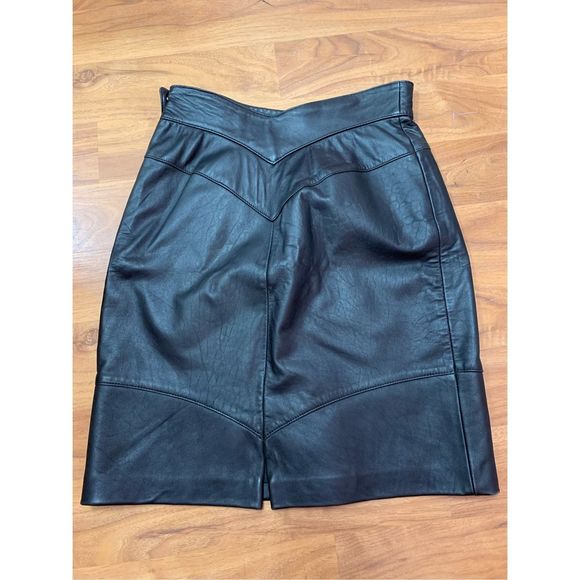 West Bay Saks Fifth Avenue Women's Black Leather Mini Skirt Size 8 - Picture 3 of 6